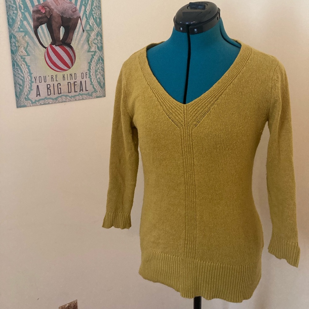 Gorgeous chartreuse sweater. banana republic. Perfect 4 autumn palette girlies